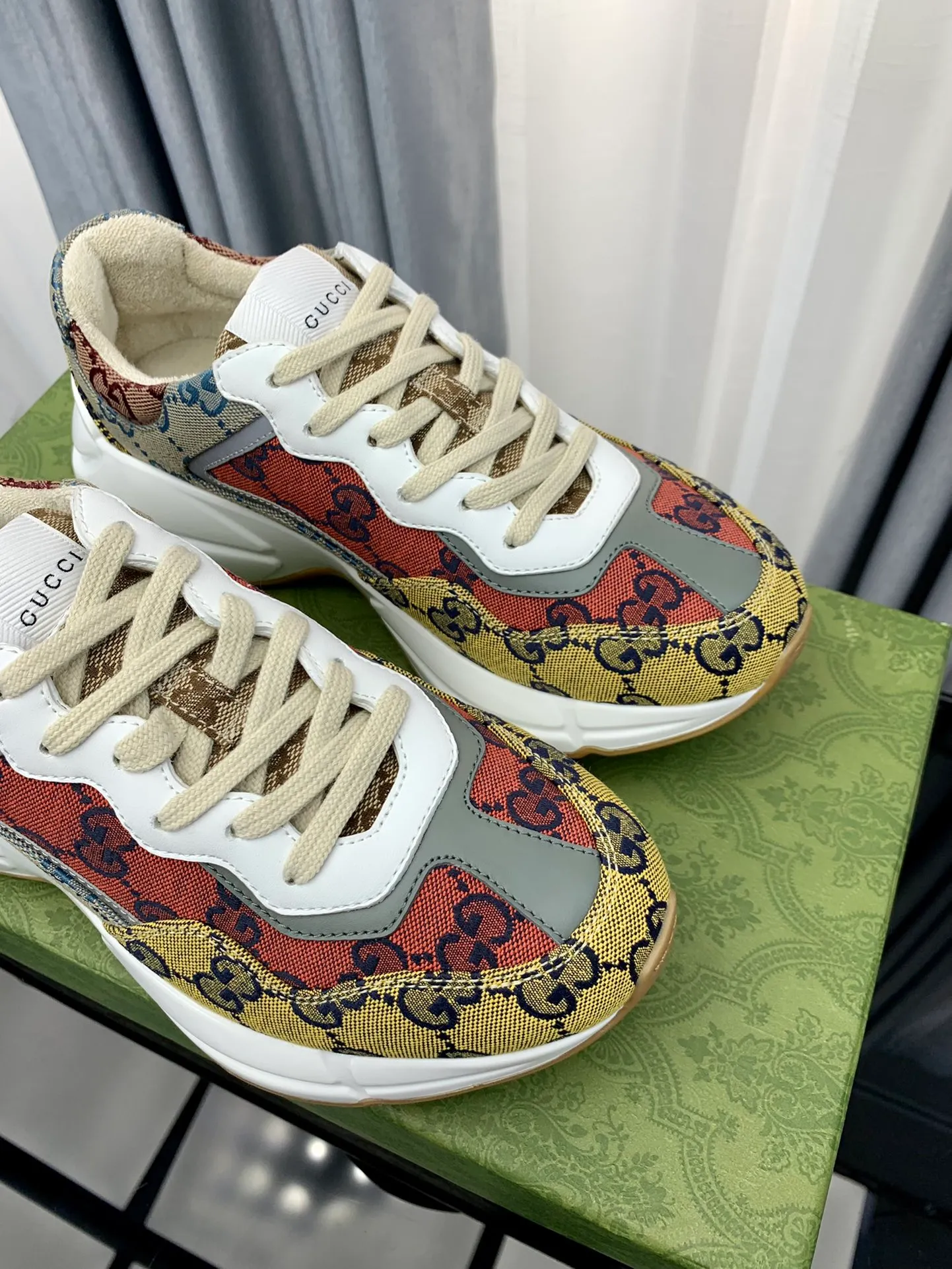 👟👟Ex-factory price 480👟👟 Gucci dad shoes for couples, distressed leather horn-shaped retro jogging shoes. The Balenciaga grandpa trend has subsided, ushering in GUCCI dad shoes, the trend leader in the fashion industry. The original shoes are molded and the original last is made by the Italian handmade foundry! [Gucci original dad shoes] Original surface: imported calfskin! Lining: Grade A hybrid lambskin! Outsole: The highest restoration sole. TPU material plus wear-resistant foam (anti-wear cushioning) ivory leather has been processed with an old-fashioned effect. The sole is 5cm high! The comfort level is excellent, killing all high-end versions on the market! Original logo outsole! 👣Size: Women’s size 35-40. Men's size 38-45. Women's heel with 🈚️logo! Men's heel with 🈶️logo!